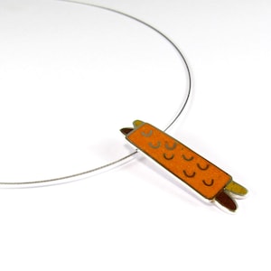 Ciondolo in pietra frantumata arancione: gioielli moderni in argento sterling