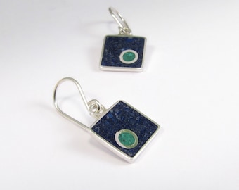 Puede incluir: Un par de pendientes de plata con piedra cuadrada de lapislázuli azul y un acento de piedra verde.