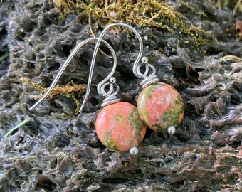 Boucles d'oreilles Unakite fabriquées avec de l'acier inoxydable hypoallergénique et de la vraie pierre Earthy Boho Jewelry