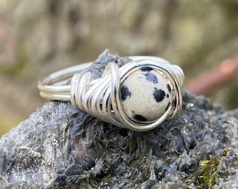 Bague en jaspe dalmate en argent avec pierre de 6 mm - Bijoux imprimé vache - Anneaux noirs et blancs tachetés de fil rappé