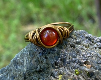 Bague en cornaline avec cristal en laiton antique, bijoux en pierre de source éthique, bagues enroulées sur du fil, bijoux en cornaline rouge pour femmes, adolescentes