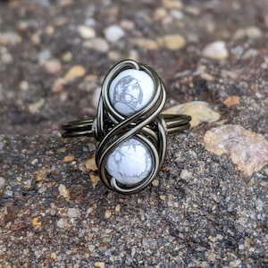 Edelstein Infinity Ring - Weißer Howlith Schmuck mit Grauer Matrix - Wire Wrapped Gunmetal Band - Sondergröße