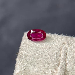 Rubino naturale sfaccettato di forma ovale, 0,45 carati, 3,5x5,5 mm.
