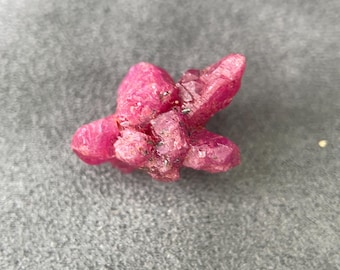 Spécimen de rubis naturel - Minéral de cristal rouge brut non chauffé pour collectionneurs, guérison et exposition