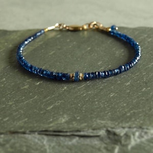 Kleines blaues Saphir-Armband, natürliche reiche tiefblaue Saphire, Goldperlen, zierlicher echter blauer Saphir-Geschenkschmuck der Frauen