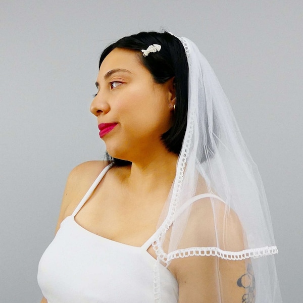 Vintage 1990s Two Tier White Veil, Vintage Two Tier Veil Edged with Satin Loop Trim, Vintage Bridal Veil, Bridal Accessories