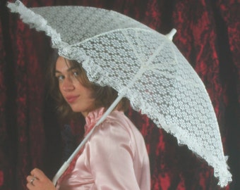 Grand parasol vintage en dentelle florale blanche, parasol floral blanc des années 70, idéal pour les mariages, prairie vintage, noyau de chalet, tea party des années 70, mariage