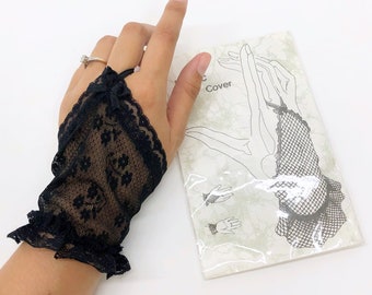 short lace fingerless gloves