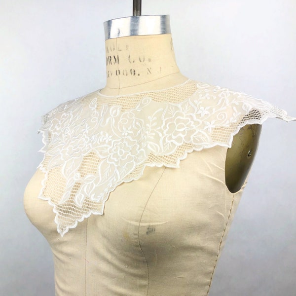 Vintage Off White Ivory Embroidered Floral Roses Lace Collar, Collar w/ Faux Pearl Button, Ivory Floral Lace Netting, Vintage Scalloped Edge