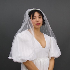 Brontë White Lace Trim Veil, Vintage Deadstock Elbow Length Veil, 1990&#39;s Vintage Lace Trim Veil, Bridal Accessories, 90&#39;s Wedding Veil