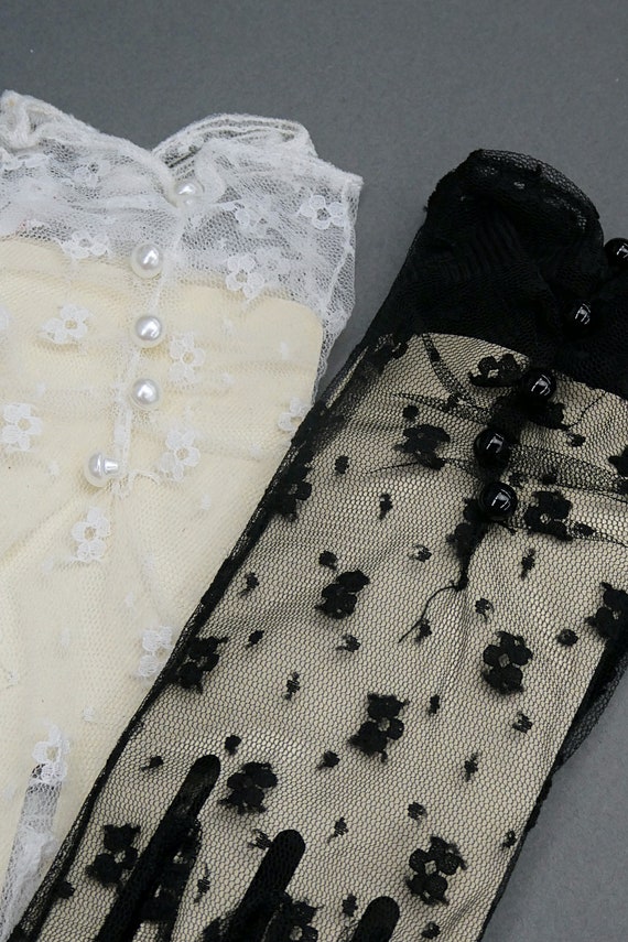 Vintage 1960s Delicate Lace Gloves, White & Black… - image 9