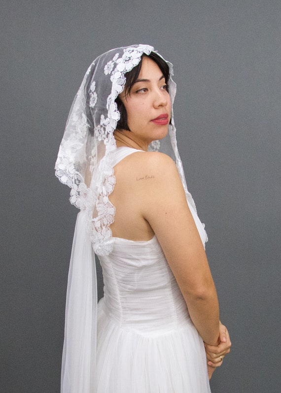 Vintage 1960's White Lace Mantilla Bridal Veil, V… - image 6