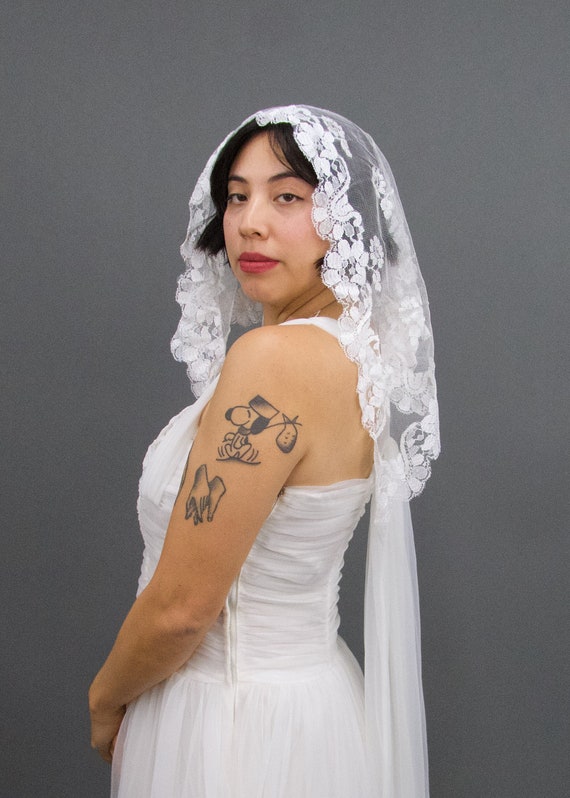 Vintage 1960's White Lace Mantilla Bridal Veil, V… - image 1