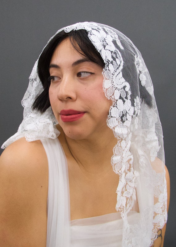 Vintage 1960's White Lace Mantilla Bridal Veil, V… - image 4