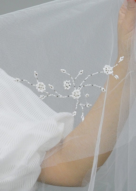 Amara Veil, Vintage 1990s Fingertip Length White … - image 2