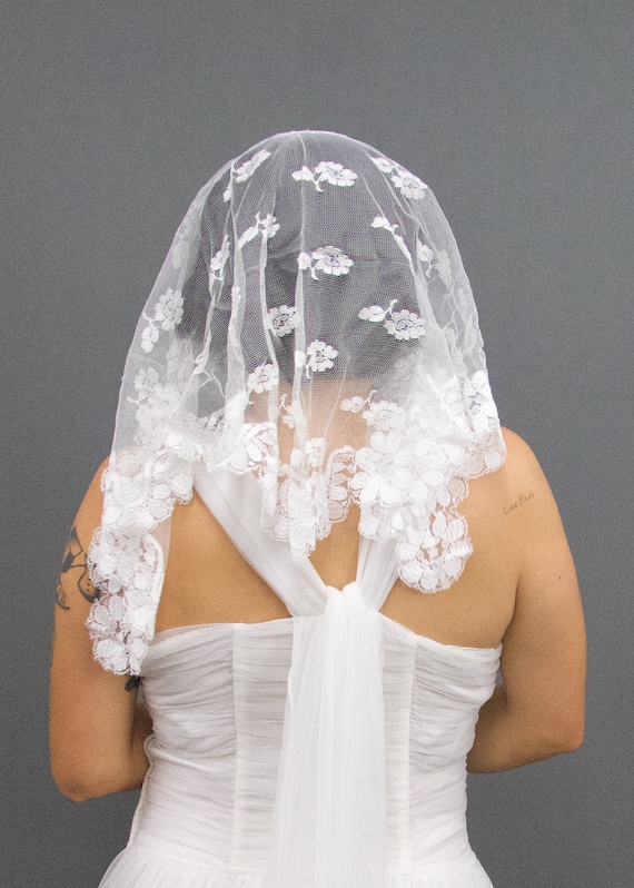 Vintage 1960's White Lace Mantilla Bridal Veil, V… - image 5