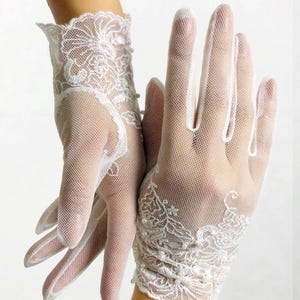 Vintage 1960s White Floral Embroidery Gloves w/ Scalloped Edge, Bridal Gloves, For Small Hands/Fingers, Vintage Wedding, Vintage Deadstock