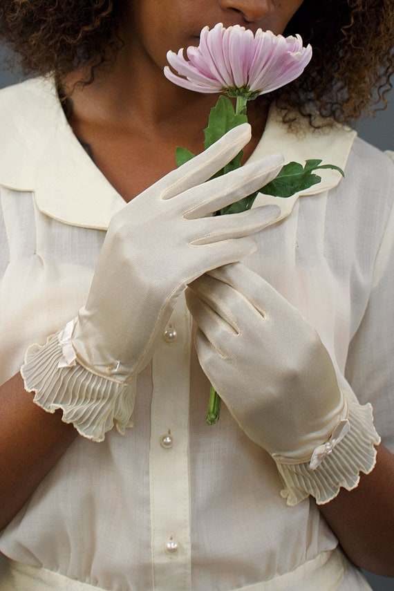 Vintage 1960s Deadstock Sheer Ruffle Gloves, 100%… - image 3