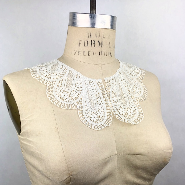 Vintage Soft Ivory Crochet Lace Collar, 1970's Crochet Collar, Vintage Lace Yoke, Vintage Applique, Vintage Peacock Style Lace Collar