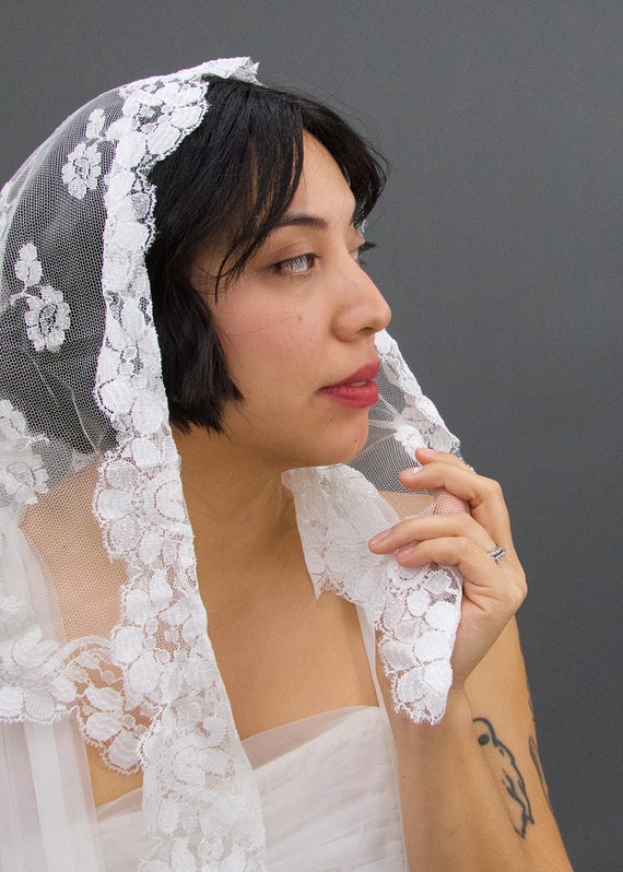 Vintage 1960's White Lace Mantilla Bridal Veil, V… - image 7