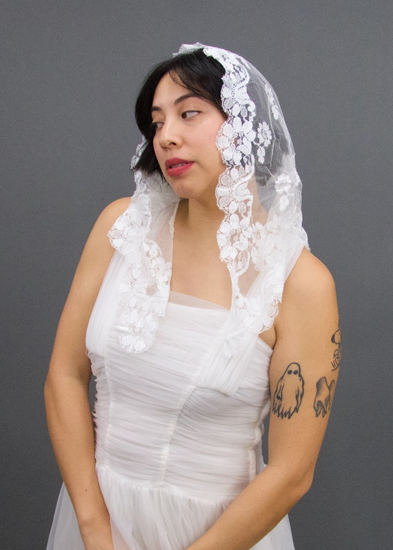 Vintage 1960's White Lace Mantilla Bridal Veil, V… - image 2