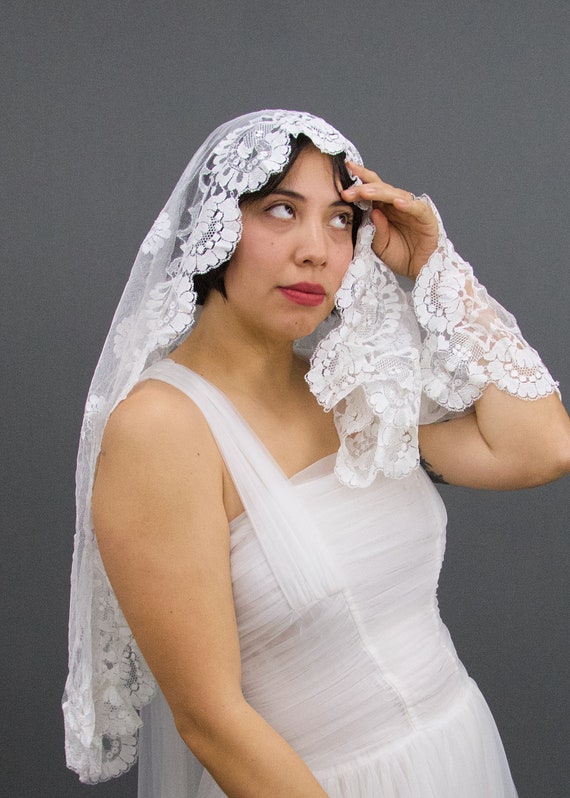 Vintage 1960's White Long Lace Mantilla, Vintage … - image 9