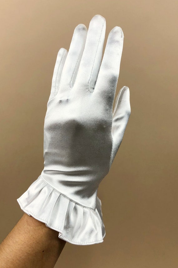 Vintage 1970s White Nylon Gloves w/Slanted Ruffle… - image 8