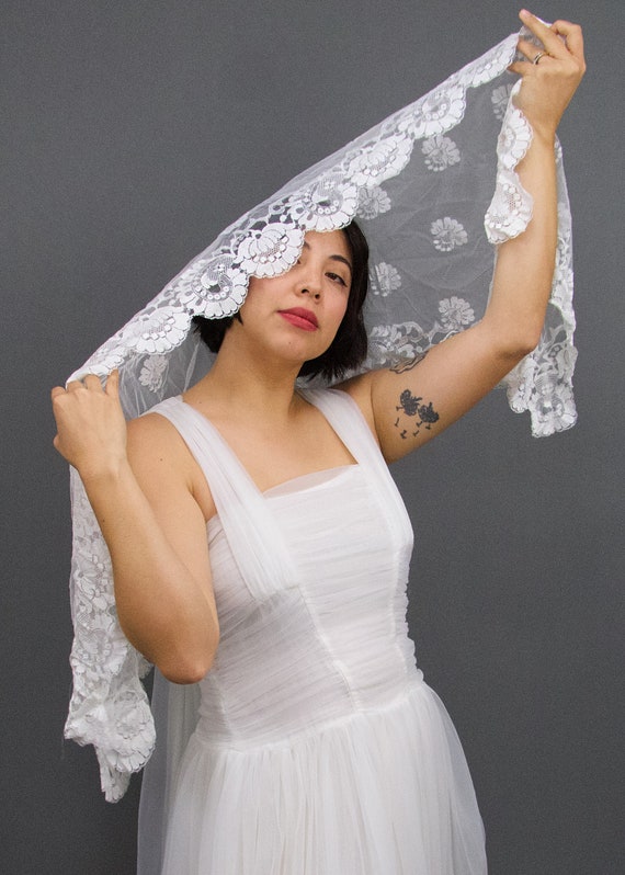 Vintage 1960's White Long Lace Mantilla, Vintage … - image 5