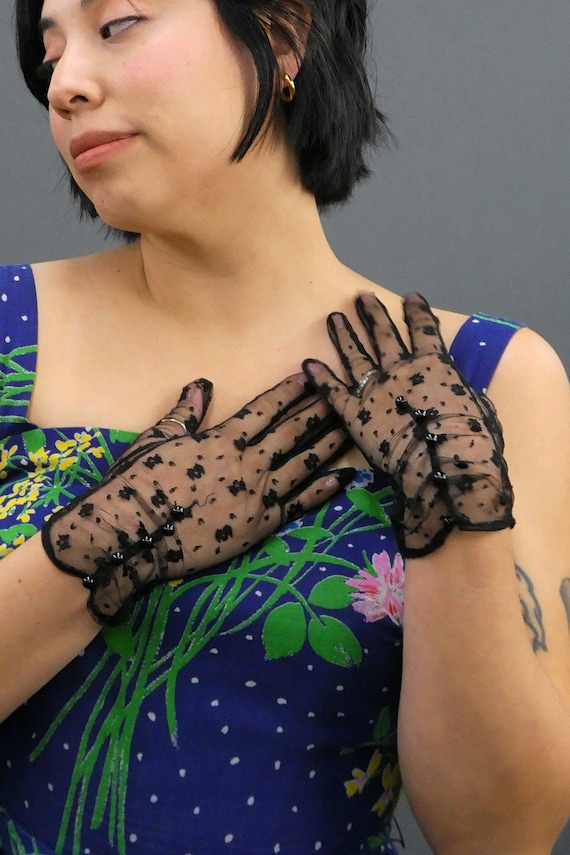 Vintage 1960s Delicate Lace Gloves, White & Black… - image 7