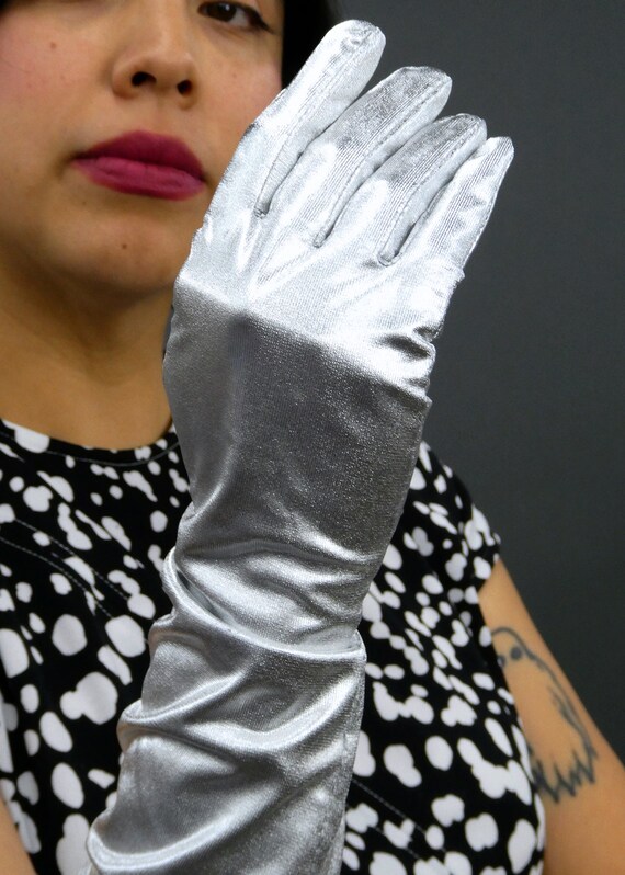 Silver Atomic Age Gloves, Vintage Silver Lamé Mid… - image 7