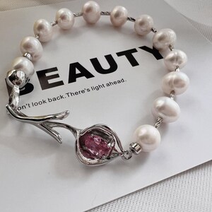 Zoetwaterparelarmband, 14 kt witgoud gevuld, roze kristallen sluiting
