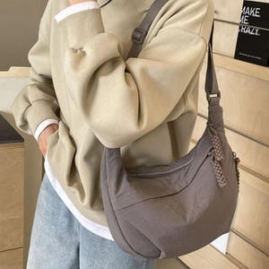 Minimalist Crossbody Bag for Women – Lightweight Hobo Shoulder Purse with Zipper, Casual Daily Tote for Travel in Multiple Colors