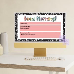 Op de afbeelding: Een computermonitor toont een "Good Morning!" bericht met ruimte voor datum, bericht en aankondigingen. Het scherm heeft een zwart-witte gespikkelde rand. Een toetsenbord, muis en decoratieve vazen staan op de voorgrond.