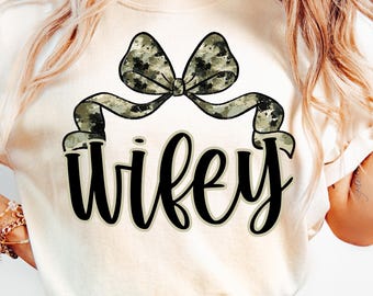 Esposa de camuflaje PNG, esposa de coqueta con lazo, sublimación, diseño de camiseta de esposa de camuflaje, nueva esposa de camuflaje imprimible, novia PNG, futura señora, gráfico de esposa retro
