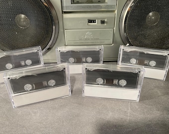 5 cintas de casete vírgenes. NUEVAS. Selladas, 90 min. 45 minutos por cara. Incluye estuche y libreto virgen. ¡Graba tu música! Estilo retro DIY.