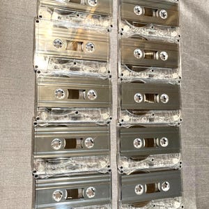 10 audiocassette vergini. NUOVE, 90 minuti. 45 minuti per lato. Registra la tua musica! Stile retrò fai-da-te. Senza custodia, solo le cassette!