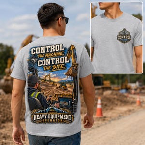 Puede incluir: Una camiseta gris claro con un gráfico en la espalda de un operador de excavadora con el texto "CONTROL THE MACHINE. CONTROL THE SITE." y "HEAVY EQUIPMENT OPERATOR." El pecho muestra un logotipo más pequeño con la palabra "CONTROL."