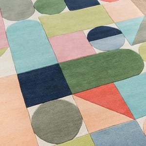 Tappeto moderno in lana multicolore: strisce illusionate realizzate a mano