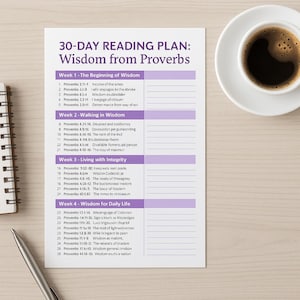 Puede incluir: Un plan de lectura de 30 días titulado "Sabiduría de Proverbios" se muestra en una hoja de papel blanca. El plan está dividido en secciones semanales con referencias bíblicas. Una taza de café está en la esquina superior derecha.