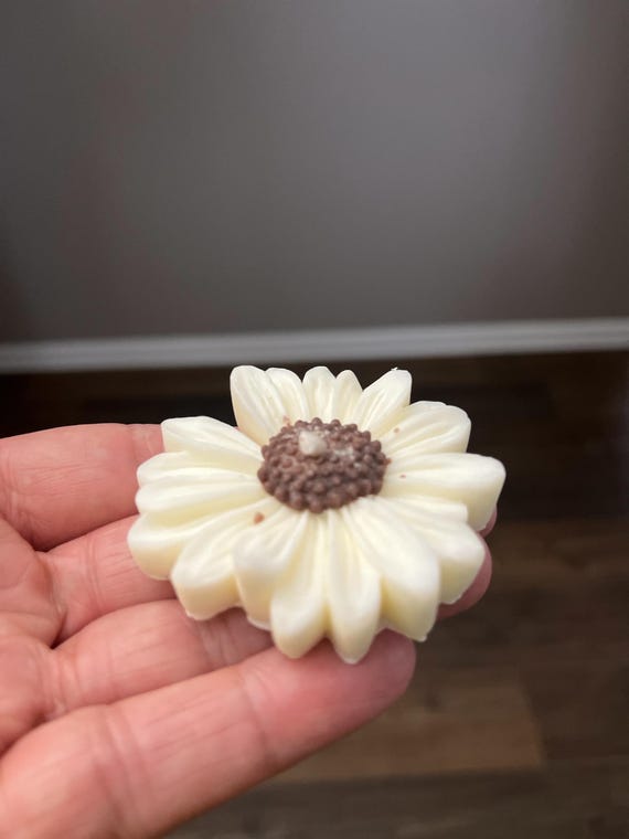 Single daisy candle vessel not included