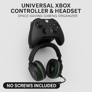 Op de afbeelding: Een zwarte Xbox-controller en headset worden getoond tegen een witte achtergrond. De headset heeft groene accenten. De tekst bovenaan luidt "UNIVERSAL XBOX CONTROLLER & HEADSET" en "SPACE-SAVING GAMING ORGANIZER". De tekst onderaan luidt "NO SCREWS INCLUDED".