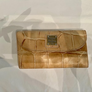 Dooney & Bourke Croc-Embossed Leather Wallet – Beige / Tan – Logo Plate Front