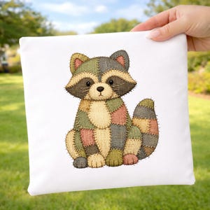 Raccoon Faux Patchwork PNG: Vintage Patchwork Raccoon Woodland png Rustic Fabric Raccoon Quilt Style Art (Download digitale)