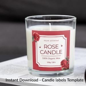 Könnte beinhalten: Ein durchsichtiger Glas-Kerzenhalter mit einer weißen Kerze und einem roten Etikett. Auf dem Etikett steht "ROSE CANDLE" mit Rosenillustrationen. Die Kerze wiegt 150g und brennt 28 Stunden lang. Der Text "thynk unlimited" ist ebenfalls auf dem Etikett.