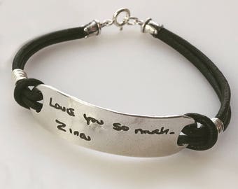 Bracelet d'écriture personnalisée de la femme - signature ou dessin dans le cordon en cuir argenté sterling