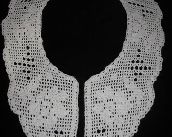 Lace Collar, White Crocheted Handmade,  Beautiful Flower Design, Romantic et Chic Accessory