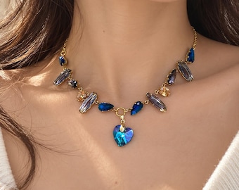 Collar con corazón de cristal azul y morado: una joya llamativa de inspiración vintage.