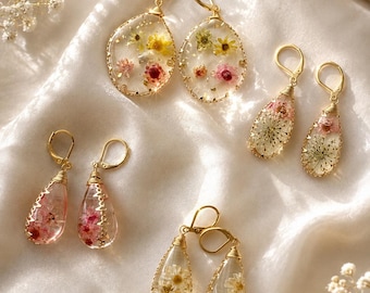 Pendientes de flores prensadas, pendientes colgantes de flores naturales, pendientes botánicos de resina, joyería floral hecha a mano.