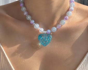 Collar con corazón de cristal azul, collar de cuentas en tonos pastel, joyería morada y azul.