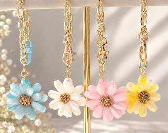 Colgante para bolso de resina con flor natural / Colgante para bolso con margarita / Llavero con flor prensada / Colgante para bolso con cadena dorada / Accesorio floral en tonos pastel
